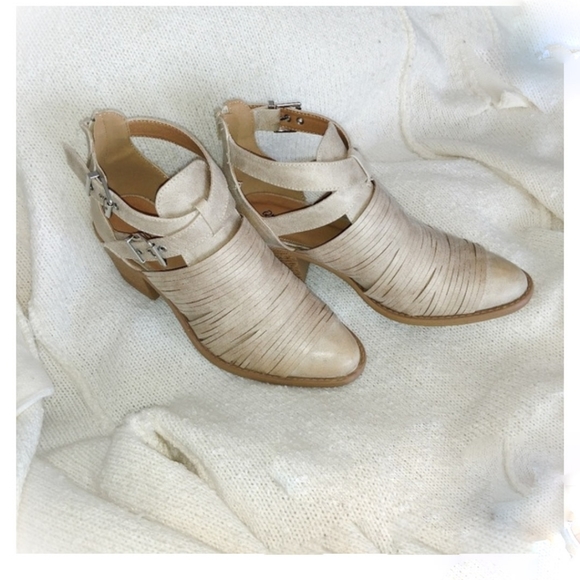Qupid Shoes - Qupid  Cross-strapped Ankle Booties. Sz.9M